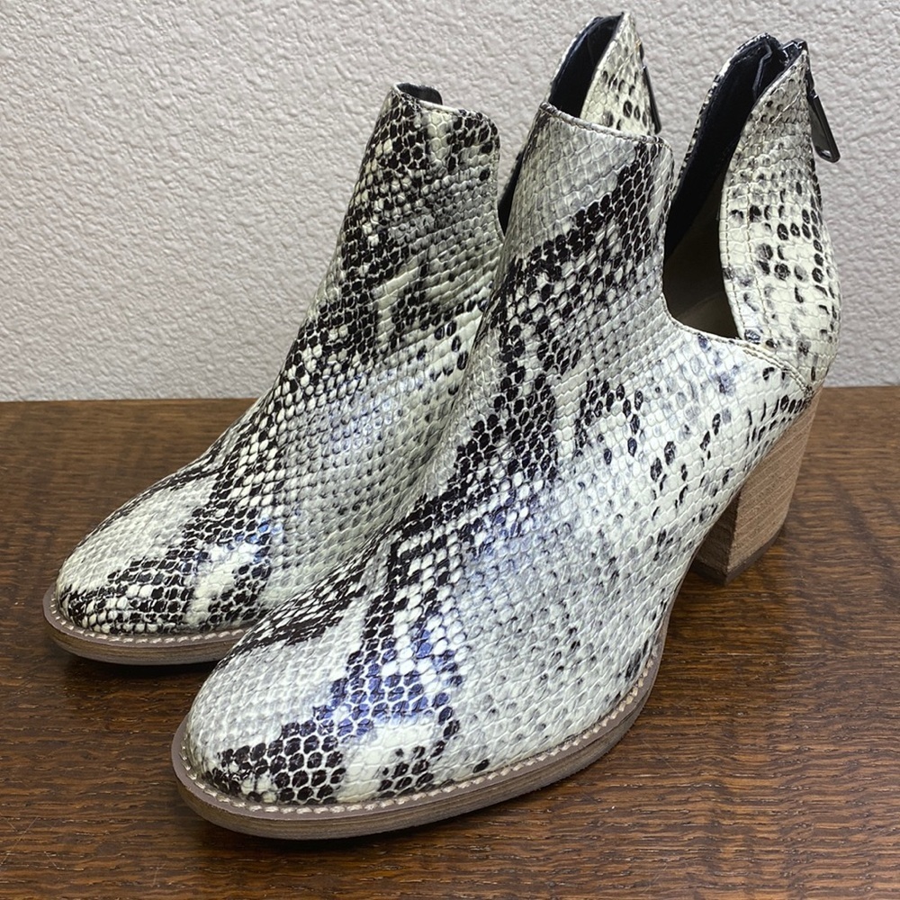 Blondo Waterproof Booties Snakeskin Print NWOT Size 7.5